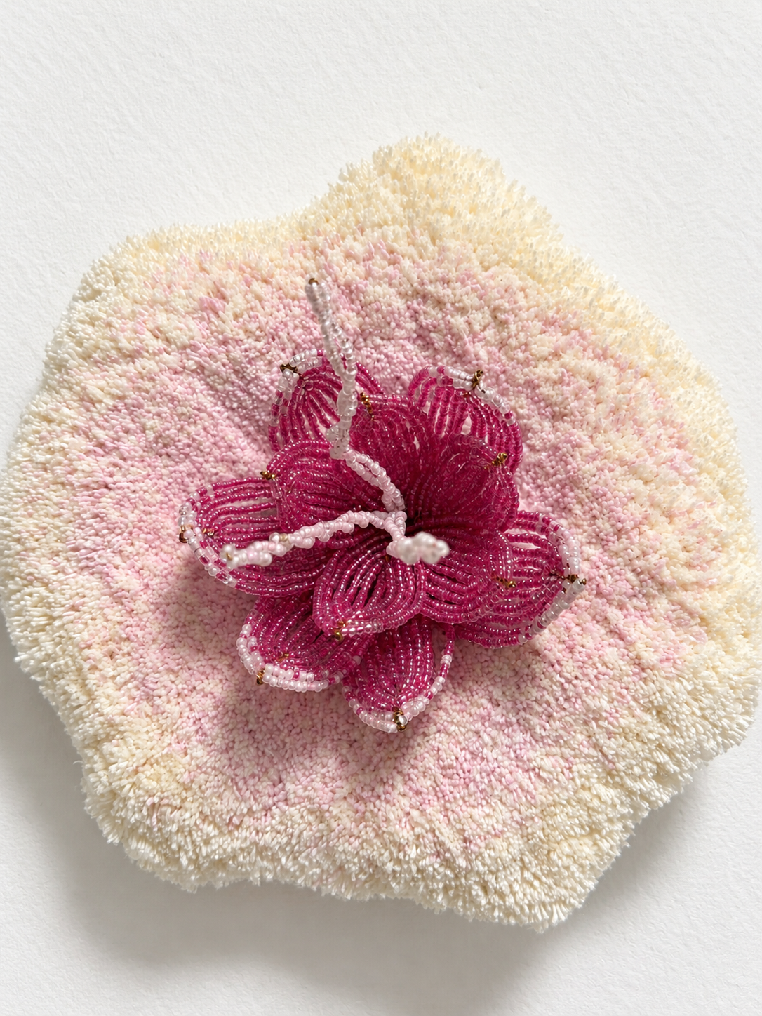 Pastelkleurige bloem met magenta kralen કેન્દ્ર.png
