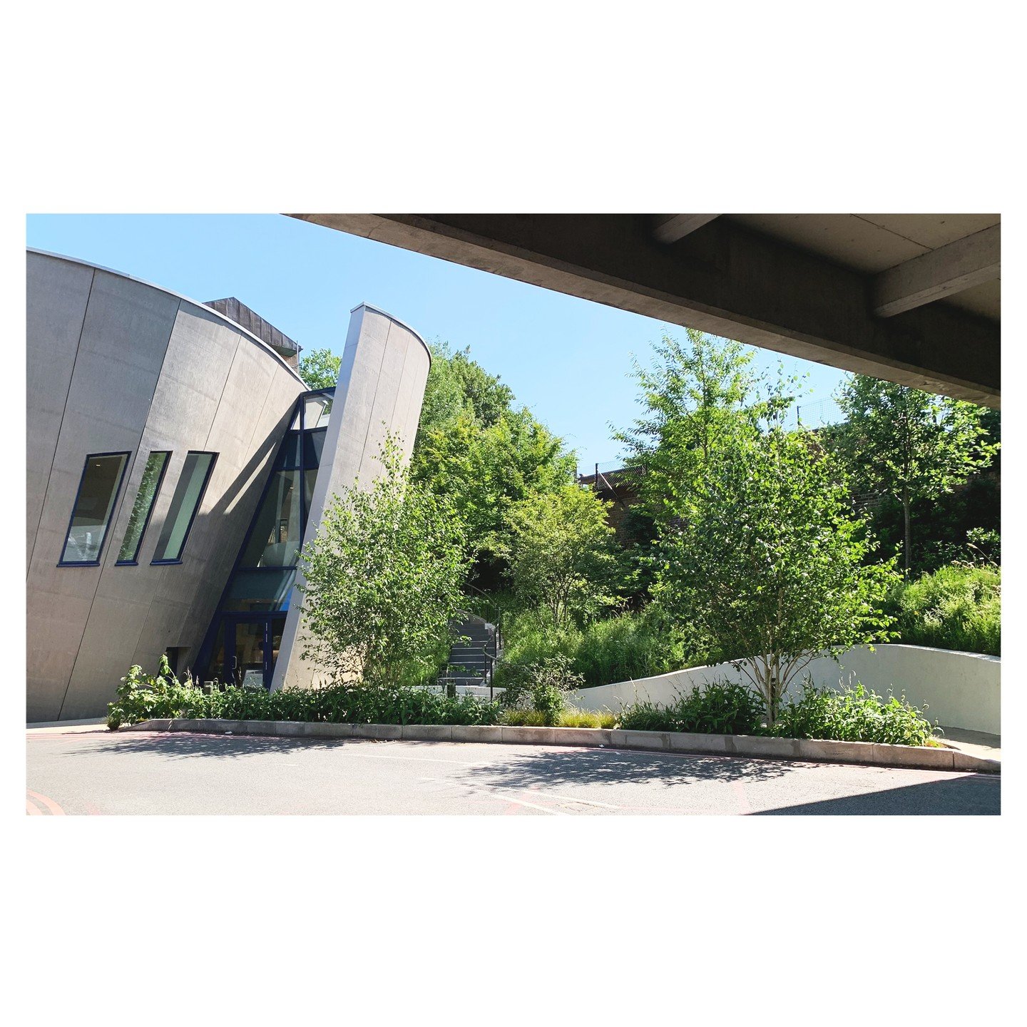 Maggie&rsquo;s Royal Free Hospital &ndash; London, UK &ndash; Healing Landscape

Maggie&rsquo;s Centres offer free emotional and social support to people with cancer, as well as their family and friends. The new centre is nestled behind the Royal Fre