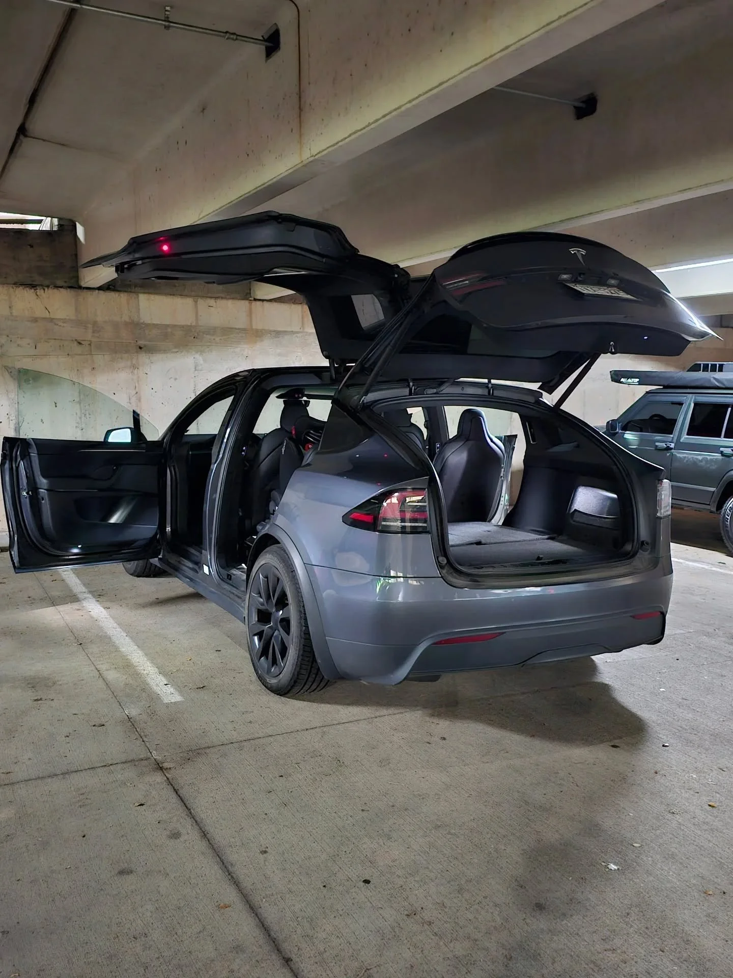 Mobile Detailing at Its Finest! ✨

Today&rsquo;s spotlight: a stunning Tesla Model X, fully detailed while our client was hard at work!  We handled the shine so they could focus on their grind.

✅ Interior deep clean
✅ Exterior polish &amp; protectio