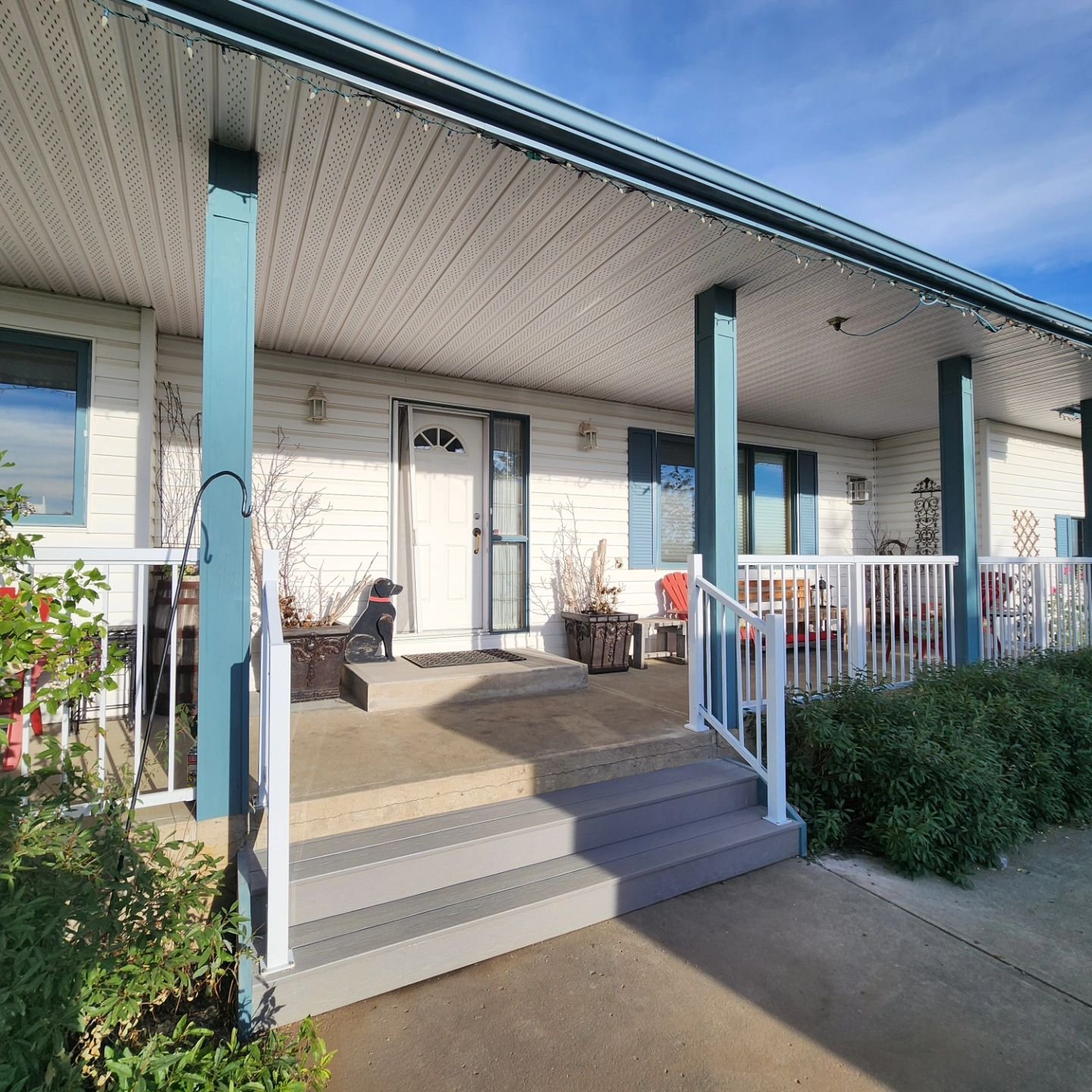 We forgot to take before pictures prior to demo... but we updated the railing, repainted the posts, and installed new composite stairs. 
&bull;
&bull;
&bull;
&bull;
&bull;
#composite #decking #railing #summerprojects #yeg #Leduc #Alberta #Carpenter #