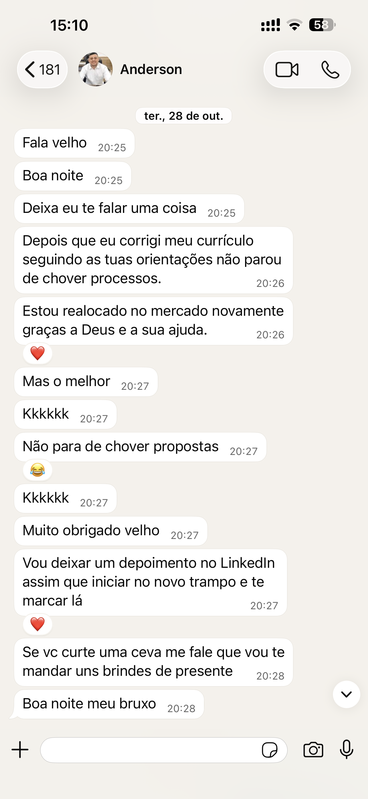 Captura de tela de conversa no WhatsApp onde um cliente relata que, após corrigir o currículo seguindo as orientações recebidas, foi realocado no mercado de trabalho e passou a receber propostas de emprego continuamente.
