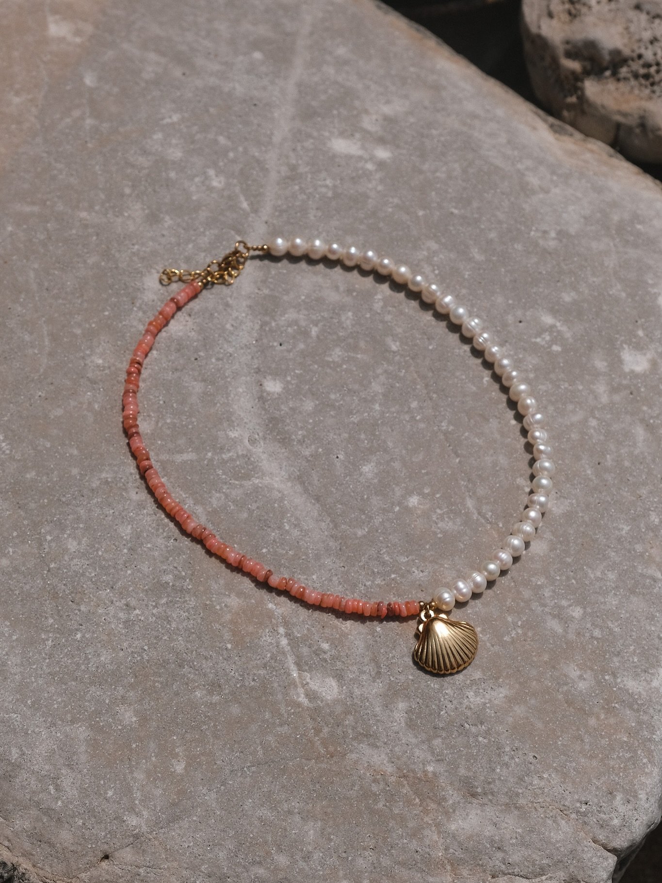 🪸Collier Coralia🪸

Ce collier associe la douceur nacr&eacute;e des perles d&rsquo;eau douce &agrave; la chaleur vibrante du corail, sublim&eacute; par un coquillage dor&eacute;. 

✍🏼 Bijoux faits mains &agrave; Bordeaux 
💌 New : livraison gratuit