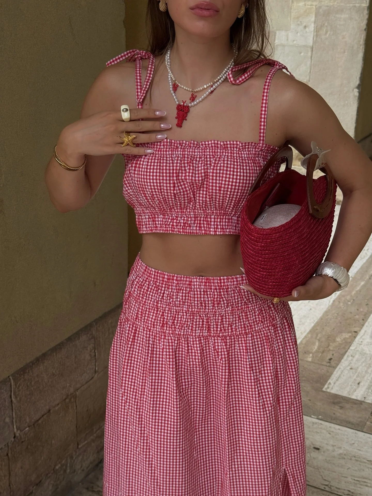 Lobster addict 🦞🍓

Une escapade italienne avec notre collier en perles d&rsquo;eau douce et ses 3 charms ! 

📸 @saraxaah