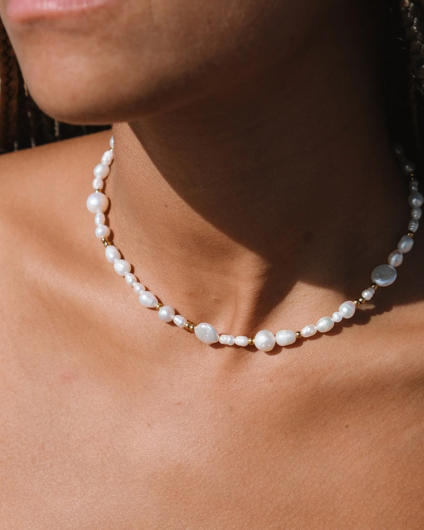 Collier Onaia ✨

Un m&eacute;lange de perles d&rsquo;eau douce de toutes formes &mdash; grain de riz, baroque&hellip; Et de petites perles dor&eacute;es, enfil&eacute;es en al&eacute;atoire, qui apportent de l&rsquo;&eacute;clat &agrave; la compositi