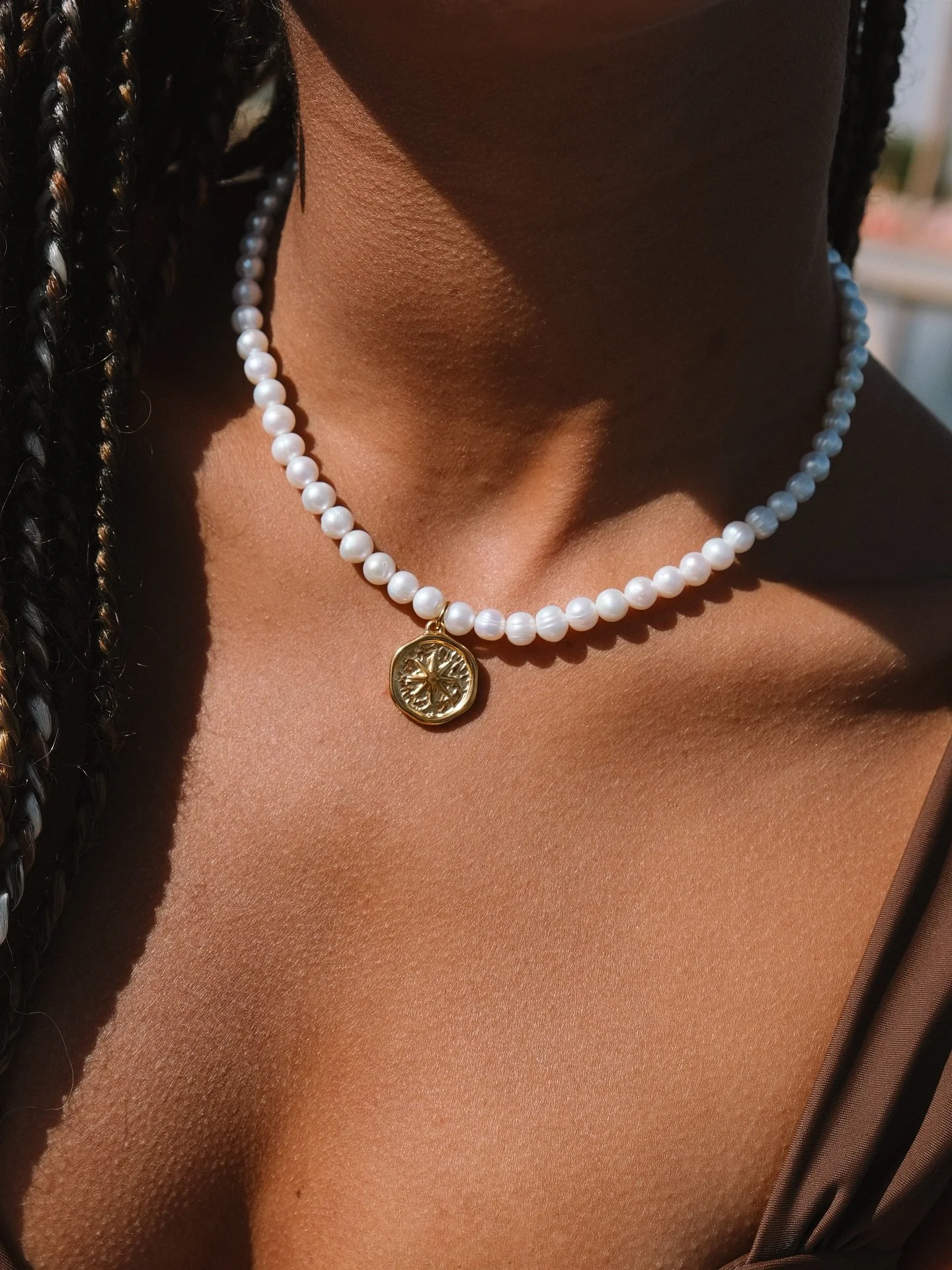Mix &amp; Match ✨

Choisissez votre collier de perles d&rsquo;eau douce et ajoutez vos charms pr&eacute;f&eacute;r&eacute;s pour composer des bijoux uniques, qui vous ressemblent. 

👩🏽&zwj;💻 Dispo sur le site dans la cat&eacute;gorie personnalisat