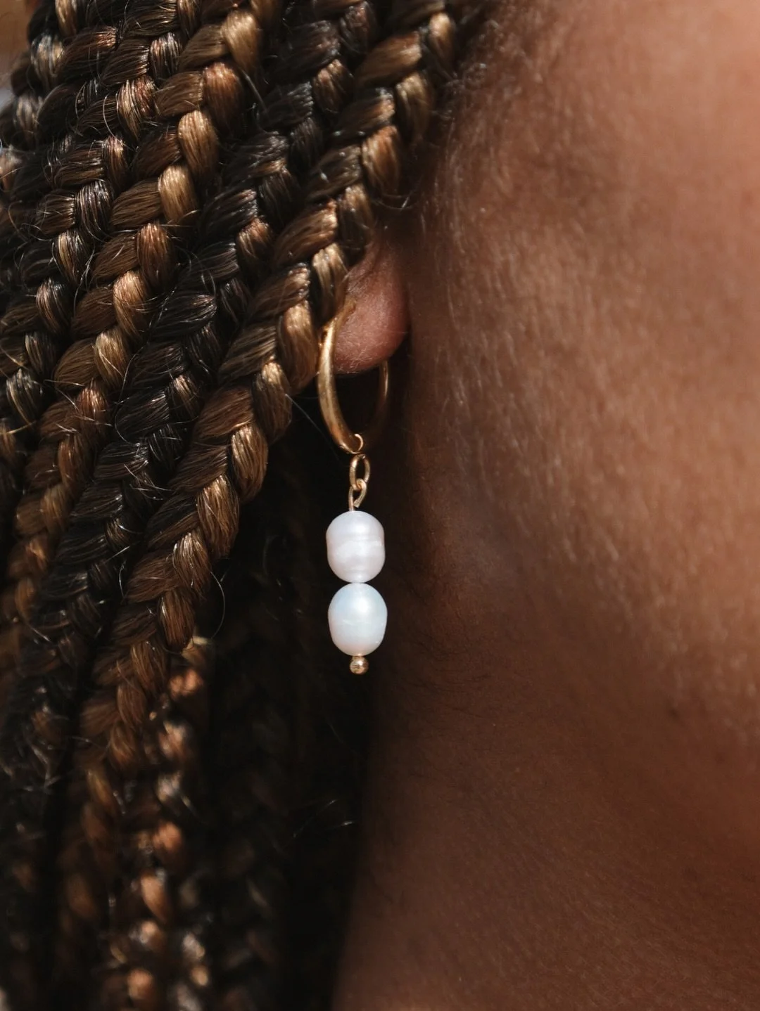 Nos boucles Perl&eacute;e en voyage au Maroc 🌵✨

Cr&eacute;oles dor&eacute;es et nacr&eacute;s suspendues, entre &eacute;l&eacute;gance et lumi&egrave;re. 

Port&eacute;es dans le d&eacute;sert de Marrakech, elles capturent l&rsquo;esprit d&rsquo;&e