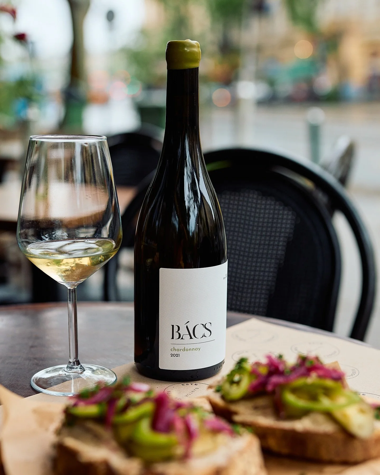 CHARDONNAY
&mdash;&mdash;
Az alapanyag etyeki ter&uuml;letről, egy sz&aacute;raz &eacute;s asz&aacute;lyos &eacute;vj&aacute;ratb&oacute;l. K&eacute;zi sz&uuml;retel&eacute;s &eacute;s v&aacute;logat&aacute;s, majd az eg&eacute;szf&uuml;rt&ouml;s pr&