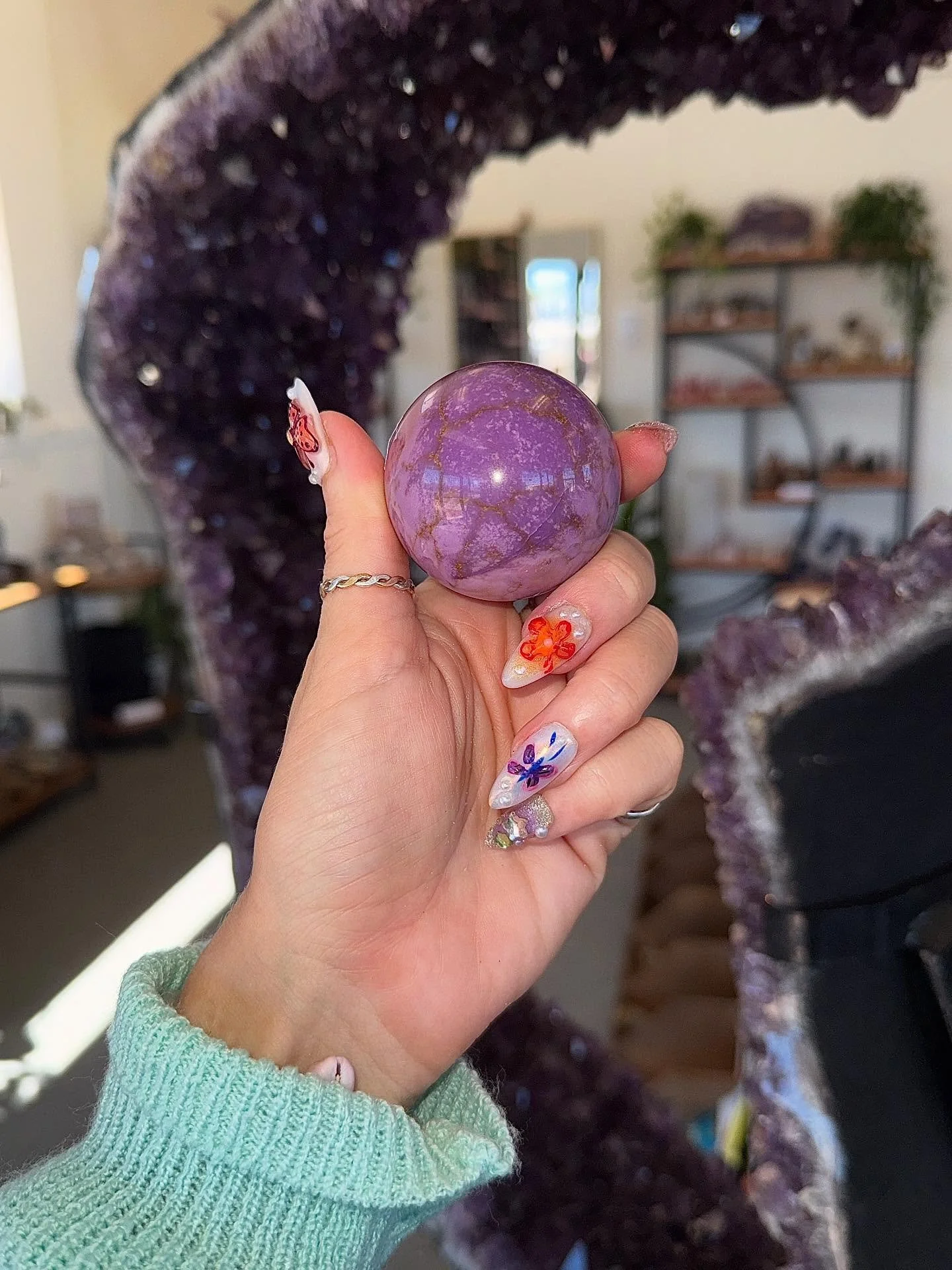 🔮 Phosphosiderite a gemstone of serenity and insight. Often associated with emotional healing and spiritual awareness, its gentle violet tone reminds us to slow down and reconnect within.