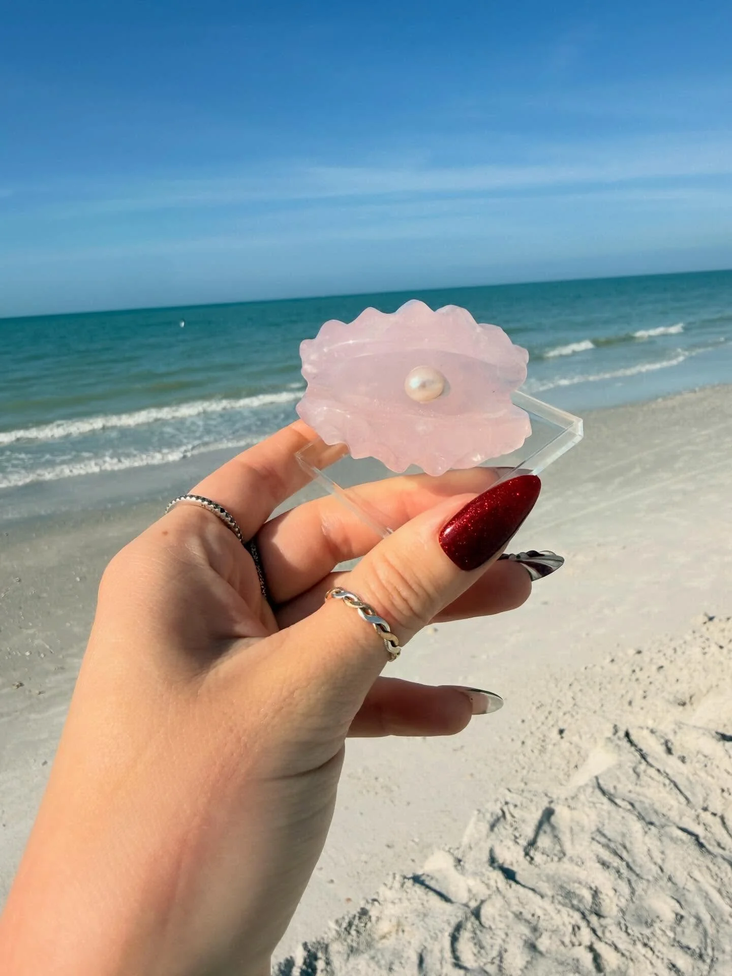 Did you know pearls support the root chakra?
They bring grounding, safety, stability and a sense of belonging. Cradle perfectly in a rose quart clam shell,Beautiful pairing for stability in self love 💗 🐚✨