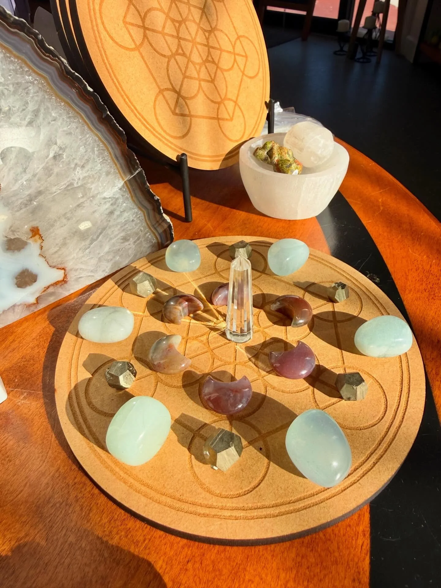 A grid for grounded flow ✨
Designed with water signs in mind.
From a Pisces, feeling the waves of this Scorpio full moon 🌊  #crystalgrids #crystalhealing #fullmoon #balance #groundedflow