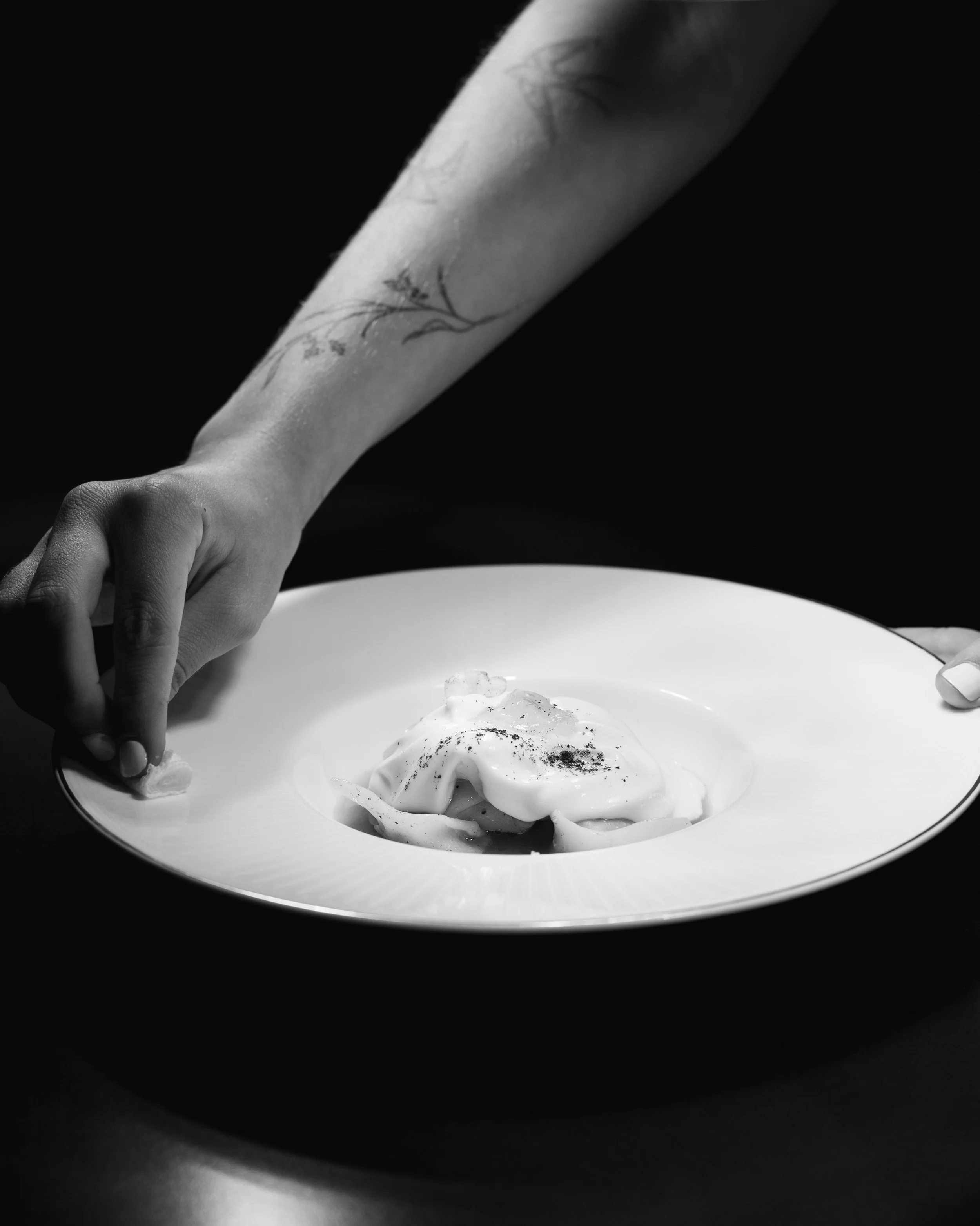 Shot for La Vetta. Michelin starred chef Michele Minchillo and his culinary creations and team in the kitchen. 

Studio Lou provides food and beverage photography, fine dining photography, restaurant photography, interior photography, art photography