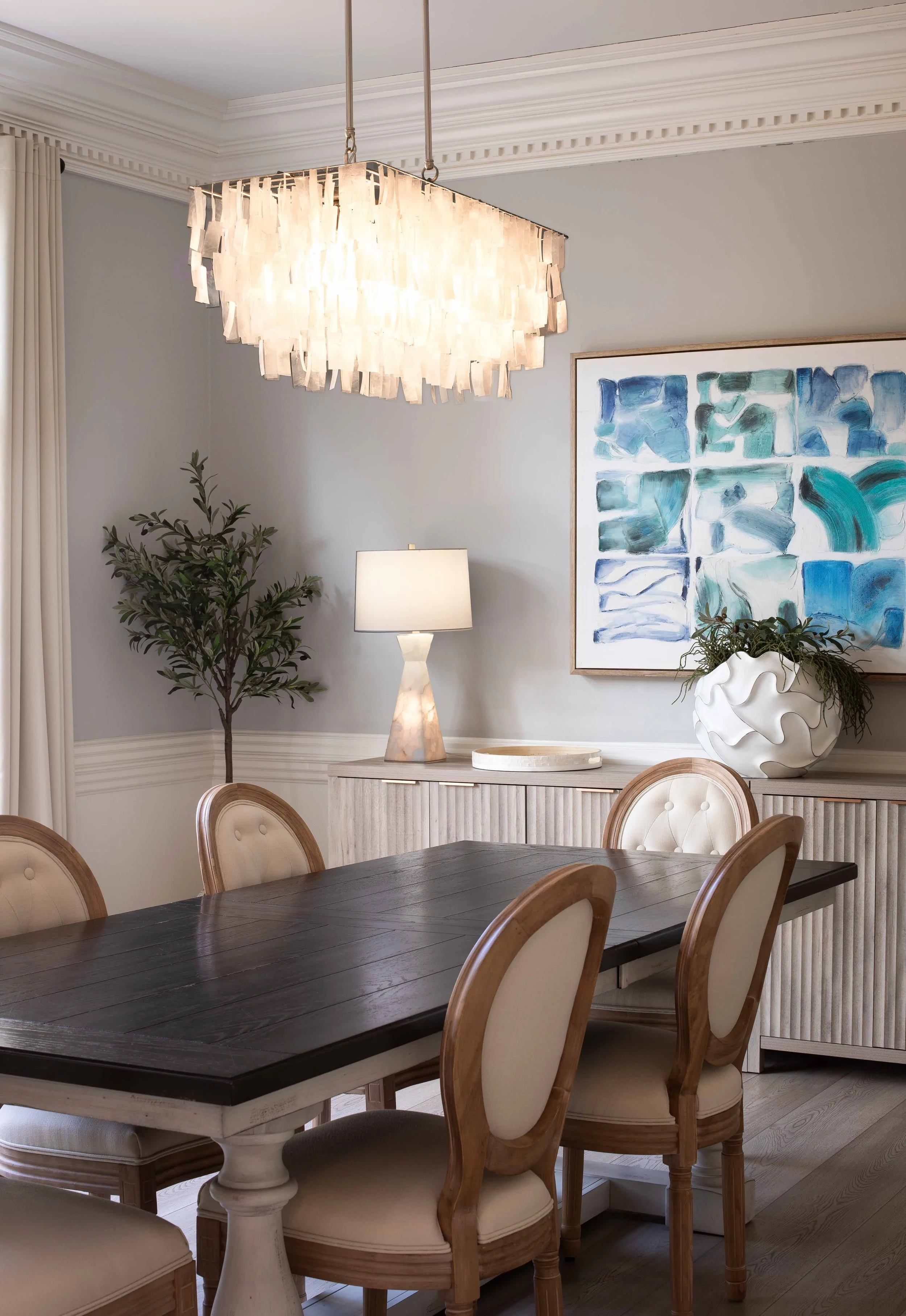 Interior dining room for AvantStay in Hilton Head Island, South Carolina.

Studio Lou is a food, restaurant, interior, and lifestyle photographer based out of Charleston, South Carolina and servicing clients in Savannah Georgia, Columbia South Caroli