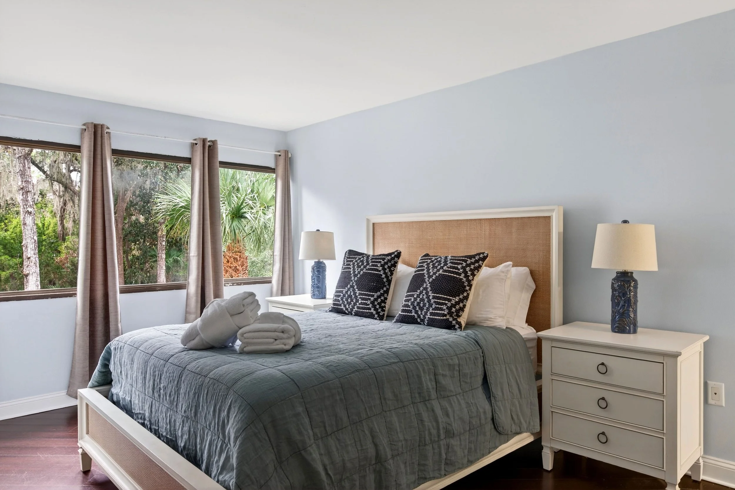 Interior bedroom shot for Avantstay in Hilton Head Island, South Carolina.

Studio Lou is a food, restaurant, interior, and lifestyle photographer based out of Charleston, South Carolina and servicing clients in Savannah Georgia, Columbia South Carol