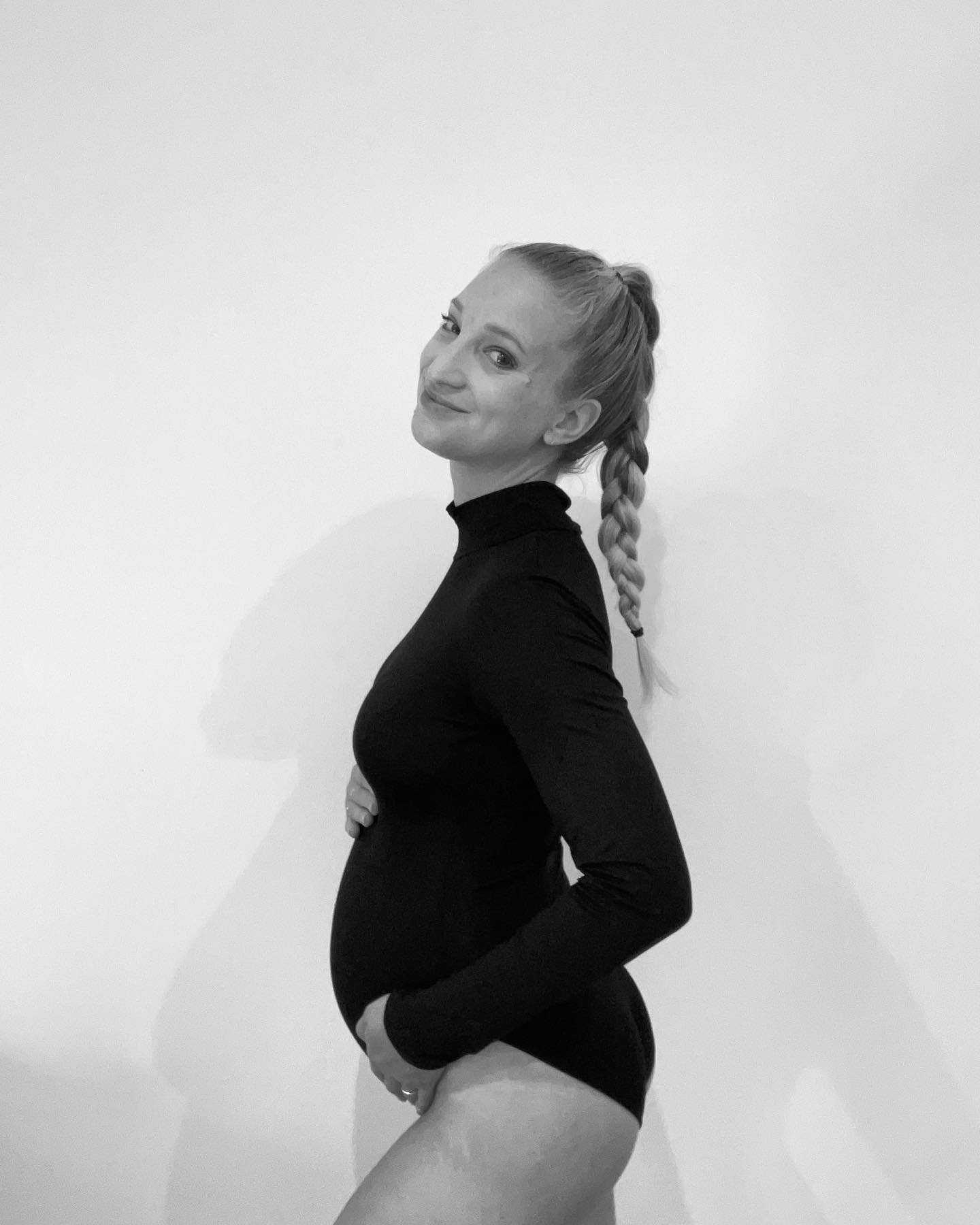 18 weeks of growing you 🤍 #babyontheway