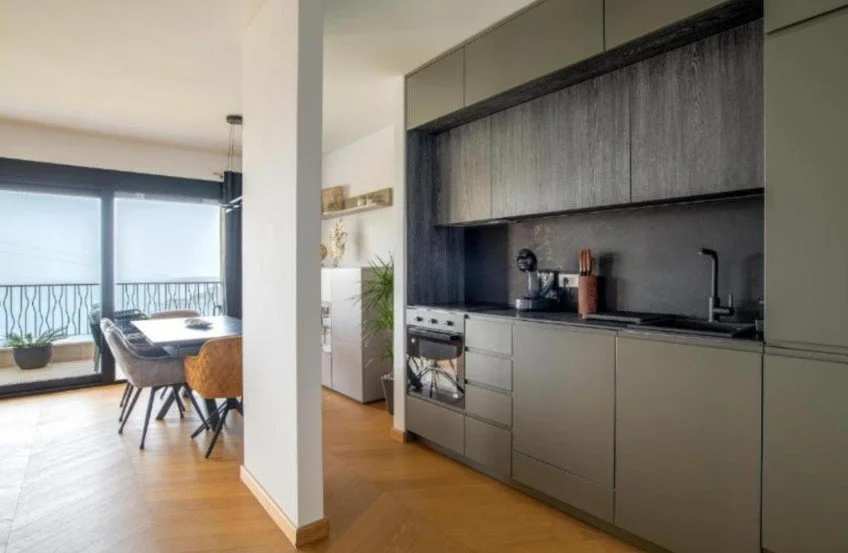 3-bedroom 2-bathroom apartment | Panoramic sea views | Fully furnished | Large terrace | Swimming pool in complex |  €445,000 (AU$743,000)
