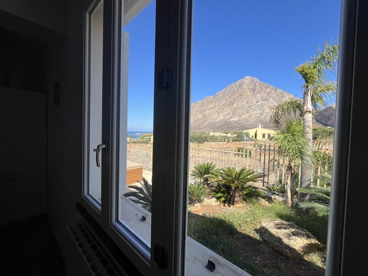 4-bedroom 2-bathroom villa 157m2 | Breathtaking sea and mountain views | Garden with a 50m2 terrace | €390,000 (AU$651,000)