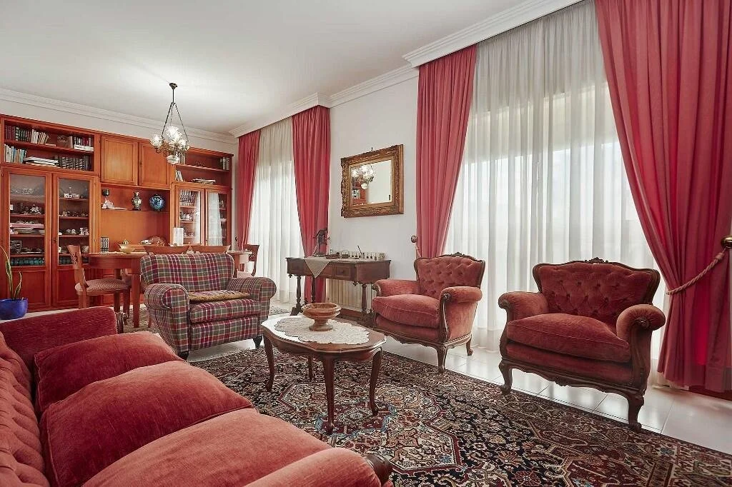 3-bedroom 2-bathroom townhouse 246m2 | Close to town centre with private garage | €175,000 (AU$292,000)