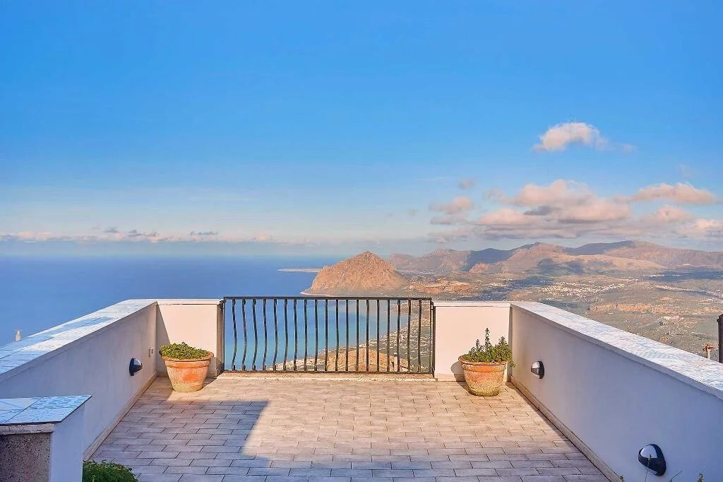 4-bedroom 2-bathroom fully renovated stone villa 185 m2 | Panoramic view | €330,000 (AU$551,000)