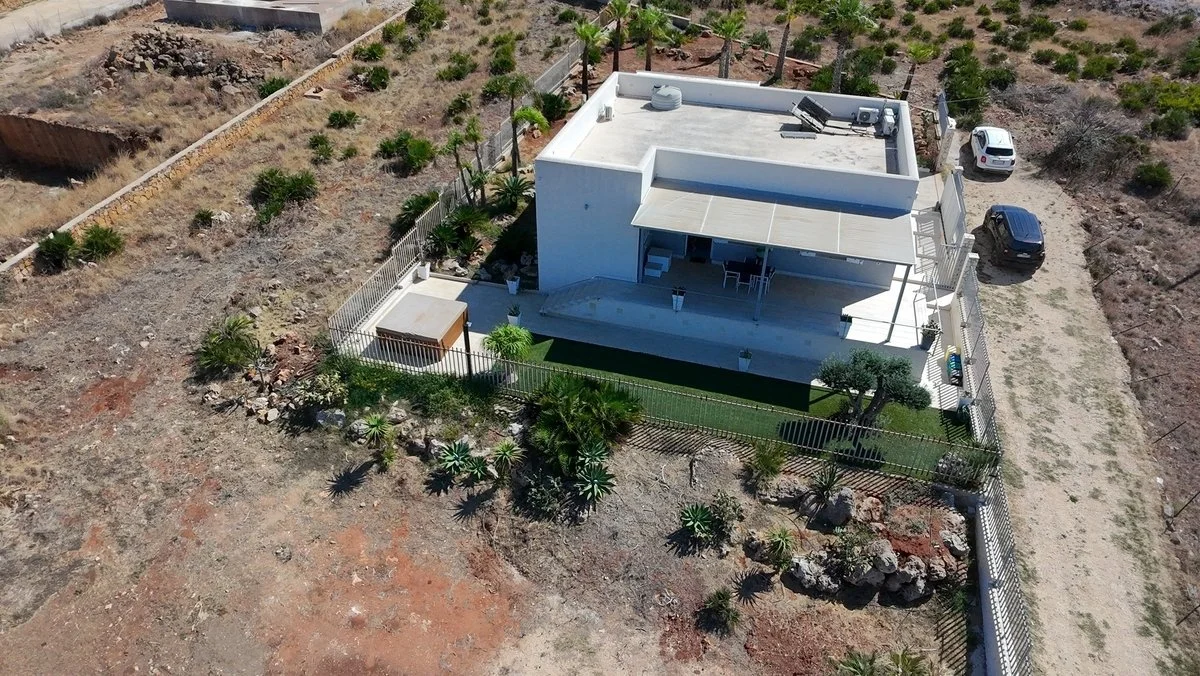 4-bedroom 2-bathroom villa 157m2 | Breathtaking sea and mountain views | Garden with a 50m2 terrace | €390,000 (AU$651,000)
