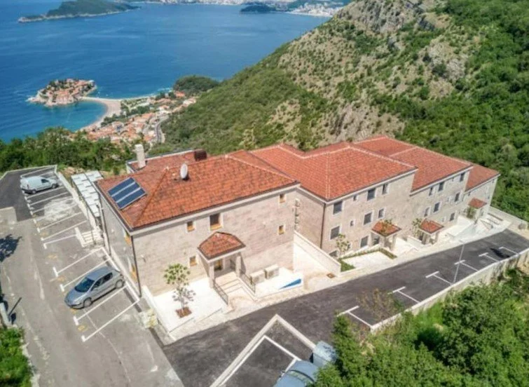 3-bedroom 2-bathroom apartment | Panoramic sea views | Fully furnished | Large terrace | Swimming pool in complex |  €445,000 (AU$743,000)