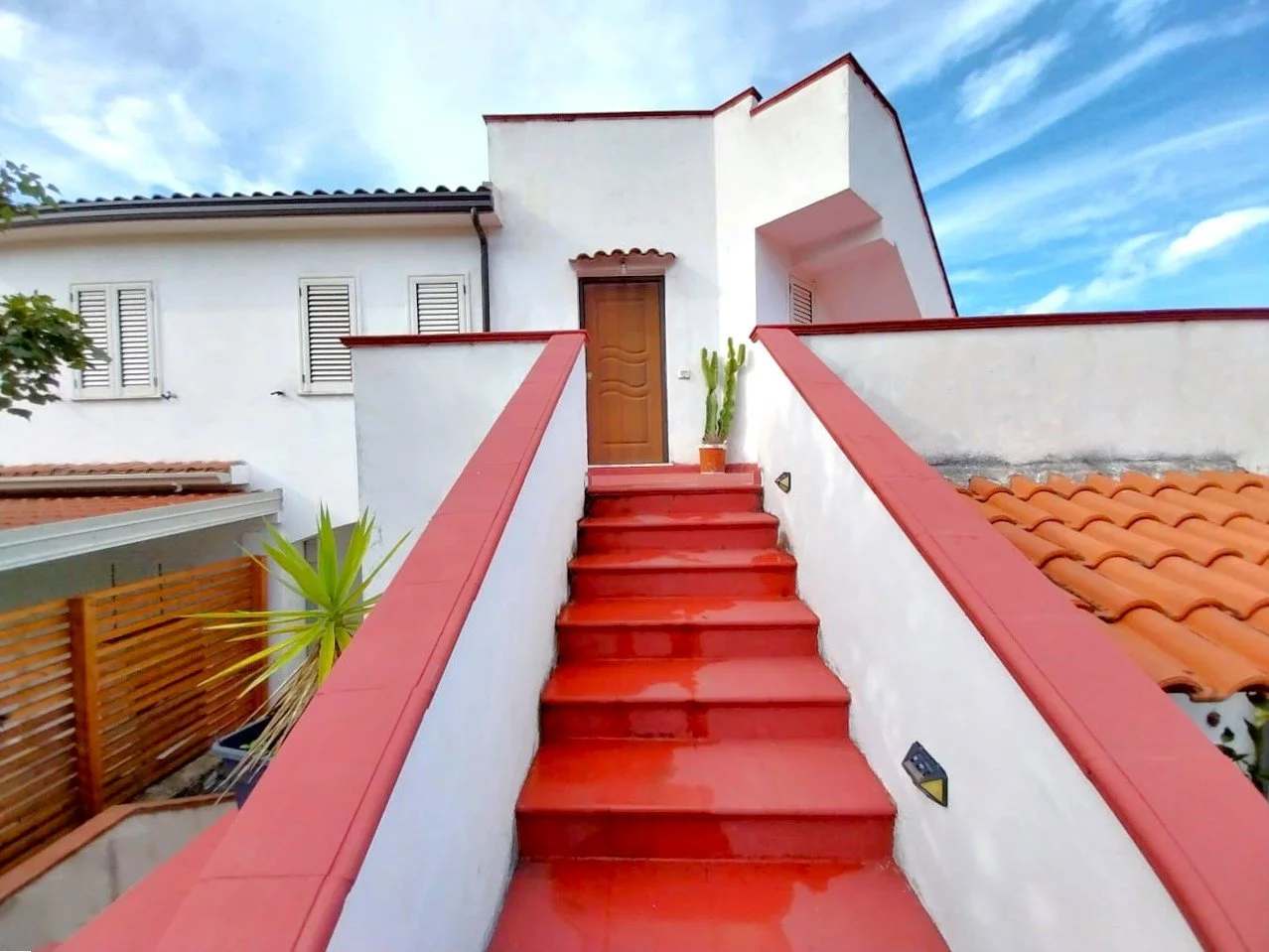 2-bedroom 1-bathroom sea view apartment | Completely renovated (flooring, cladding, plumbing and electrical systems, internal doors, double aluminium windows and adjustable shutters on the outside) | 350 metres from the sea with 93 square meter terra
