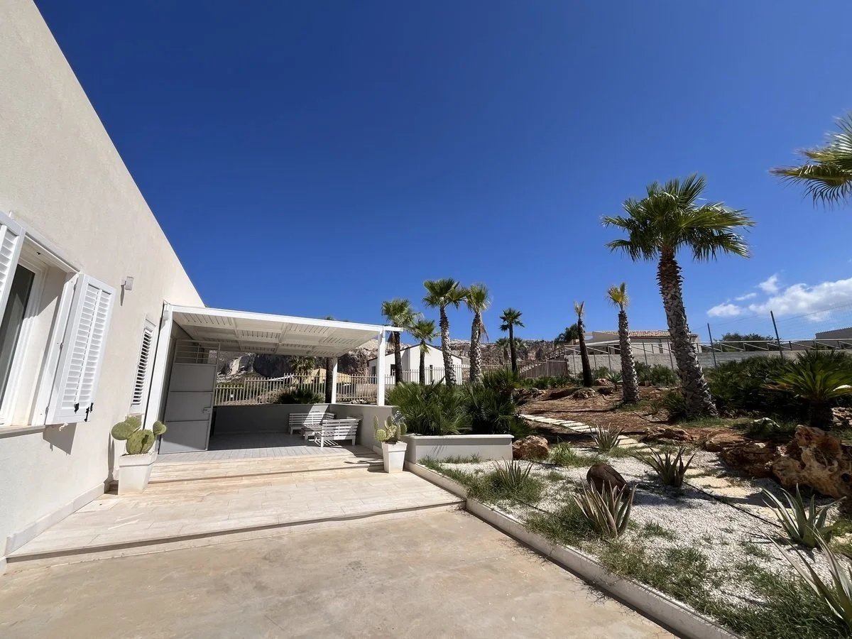 4-bedroom 2-bathroom villa 157m2 | Breathtaking sea and mountain views | Garden with a 50m2 terrace | €390,000 (AU$651,000)