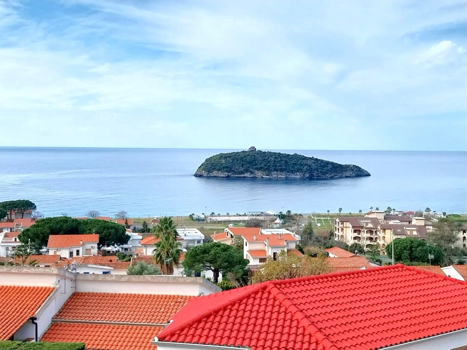 2-bedroom 1-bathroom sea view apartment | Completely renovated (flooring, cladding, plumbing and electrical systems, internal doors, double aluminium windows and adjustable shutters on the outside) | 350 metres from the sea with 93 square meter terra