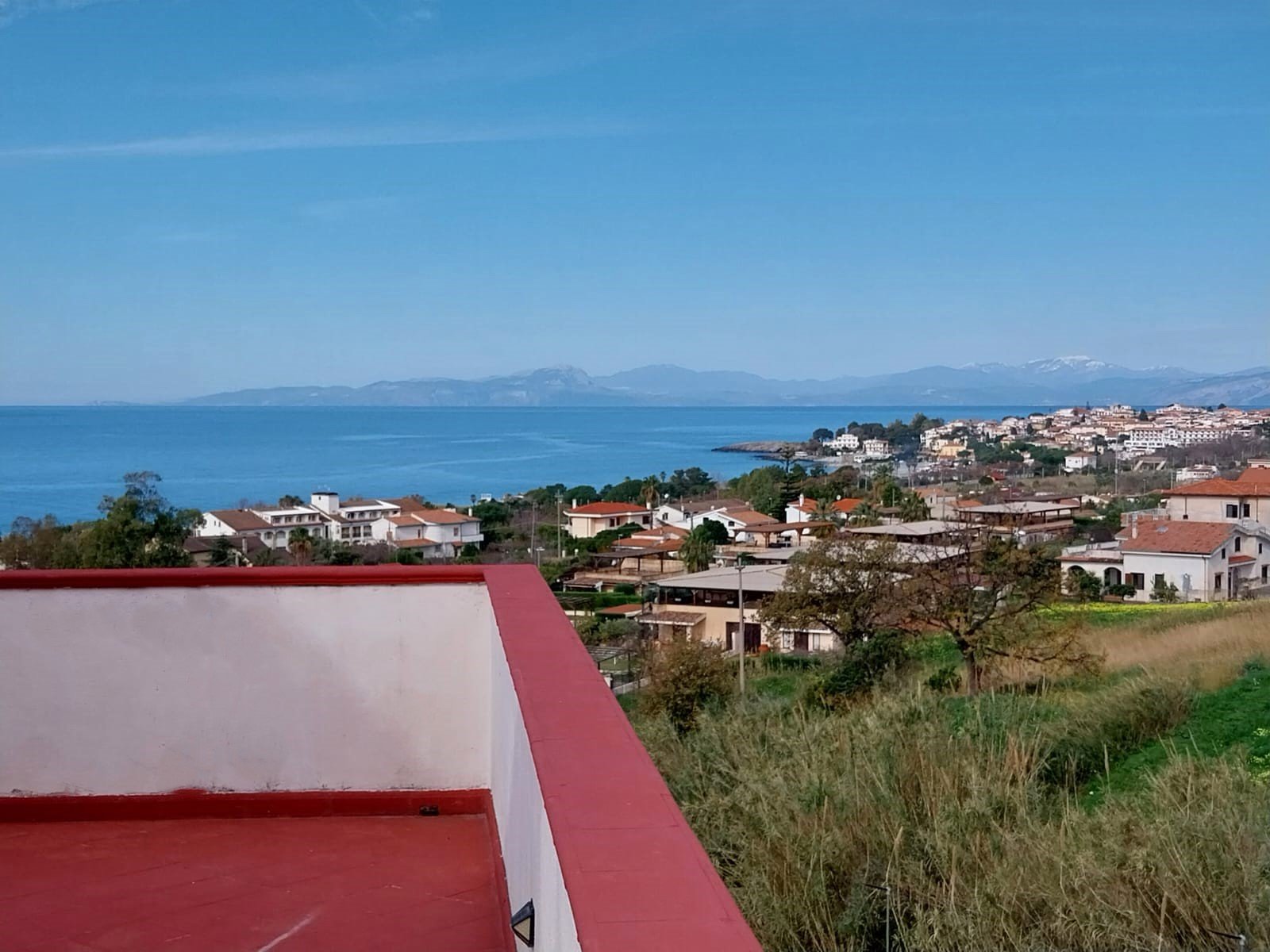 2-bedroom 1-bathroom sea view apartment | Completely renovated (flooring, cladding, plumbing and electrical systems, internal doors, double aluminium windows and adjustable shutters on the outside) | 350 metres from the sea with 93 square meter terra