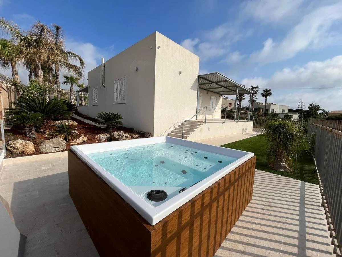 4-bedroom 2-bathroom villa 157m2 | Breathtaking sea and mountain views | Garden with a 50m2 terrace | €390,000 (AU$651,000)