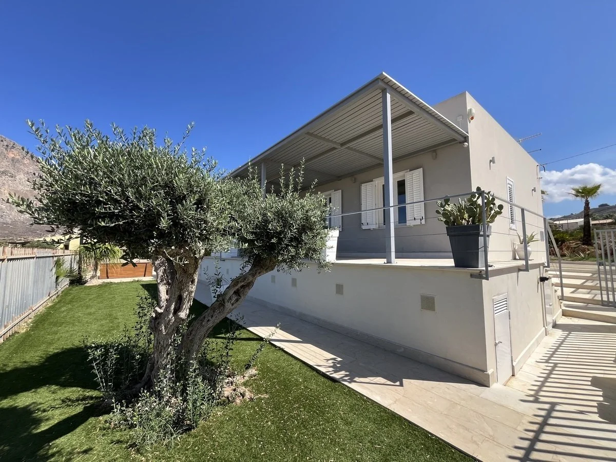 4-bedroom 2-bathroom villa 157m2 | Breathtaking sea and mountain views | Garden with a 50m2 terrace | €390,000 (AU$651,000)