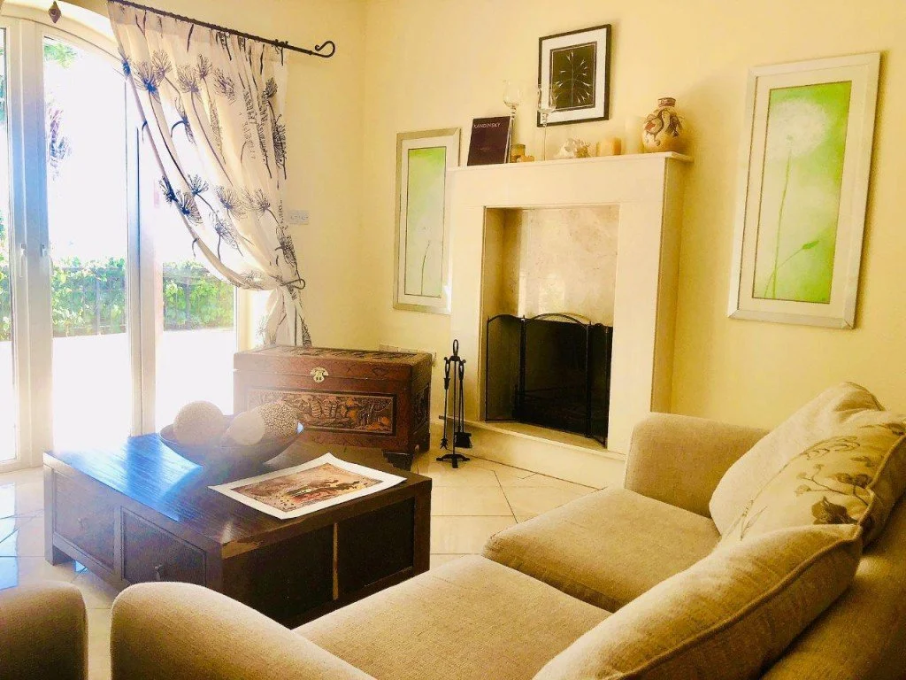 3-bedroom 3-bathroom detached villa (160m2) | On 1,074m2 plot with sea and mountain views | Private pool | Landscaped garden | €550,000 (AU$918,000)