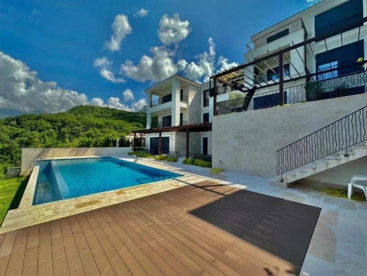 3-bedroom 2-bathroom apartment | Panoramic sea views | Fully furnished | Large terrace | Swimming pool in complex |  €445,000 (AU$743,000)