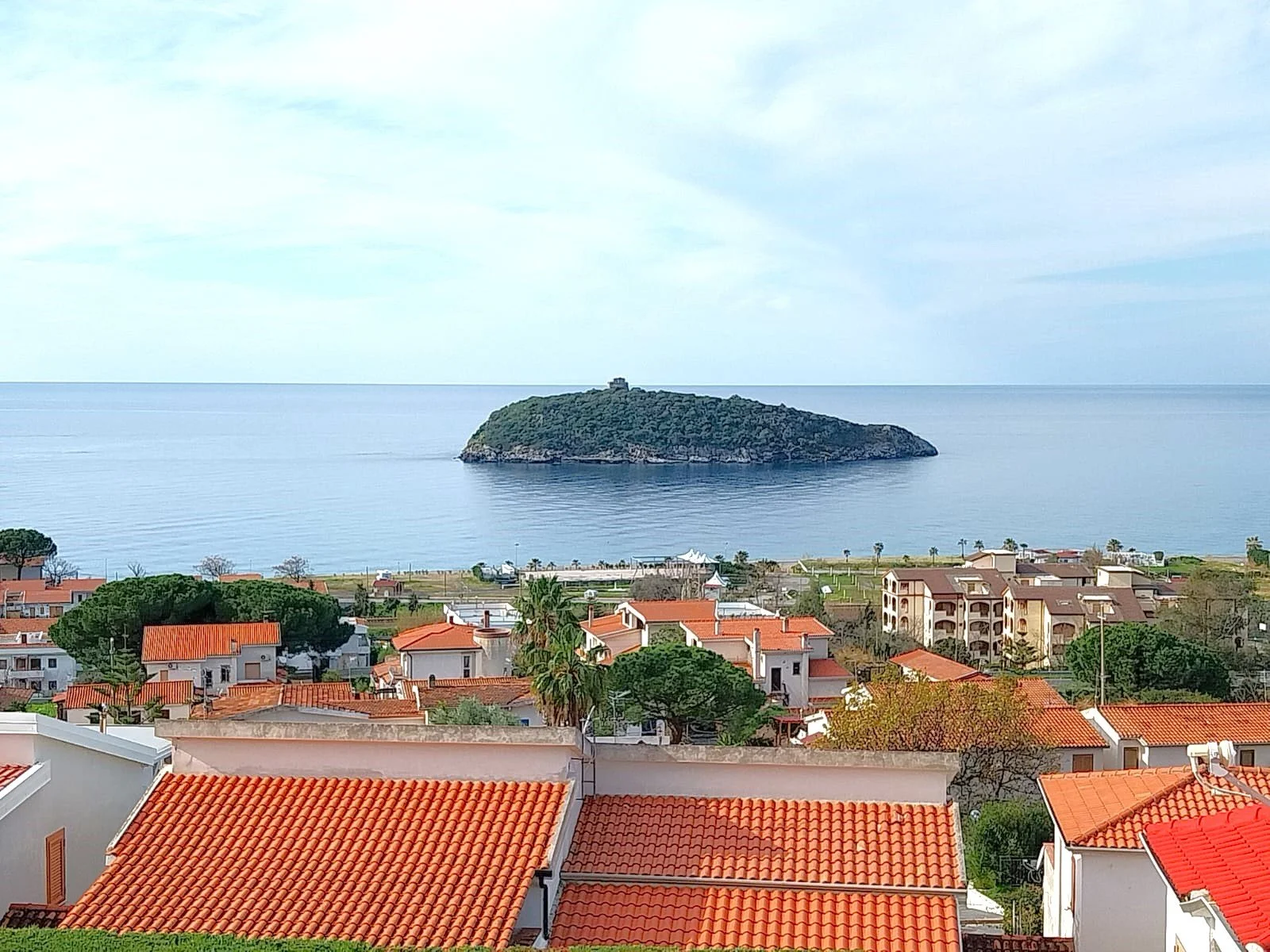 2-bedroom 1-bathroom sea view apartment | Completely renovated (flooring, cladding, plumbing and electrical systems, internal doors, double aluminium windows and adjustable shutters on the outside) | 350 metres from the sea with 93 square meter terra