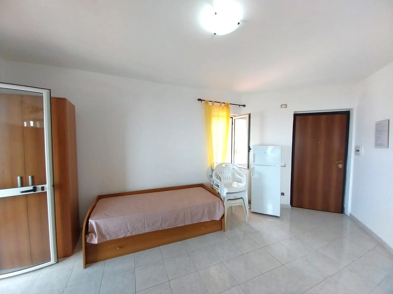 2-bedroom 1-bathroom sea view apartment | Completely renovated (flooring, cladding, plumbing and electrical systems, internal doors, double aluminium windows and adjustable shutters on the outside) | 350 metres from the sea with 93 square meter terra