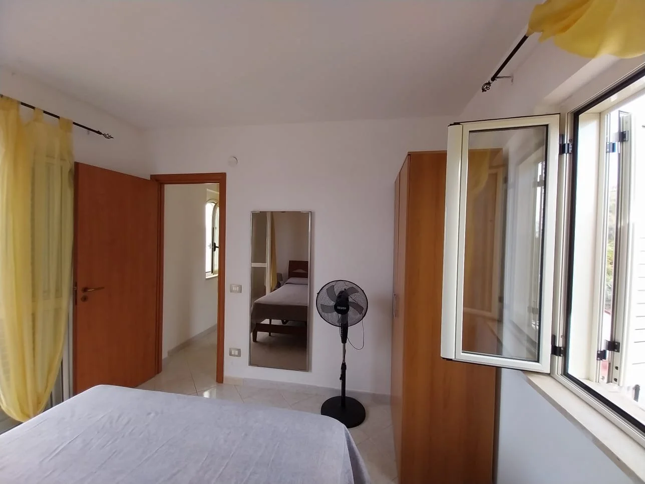 2-bedroom 1-bathroom sea view apartment | Completely renovated (flooring, cladding, plumbing and electrical systems, internal doors, double aluminium windows and adjustable shutters on the outside) | 350 metres from the sea with 93 square meter terra