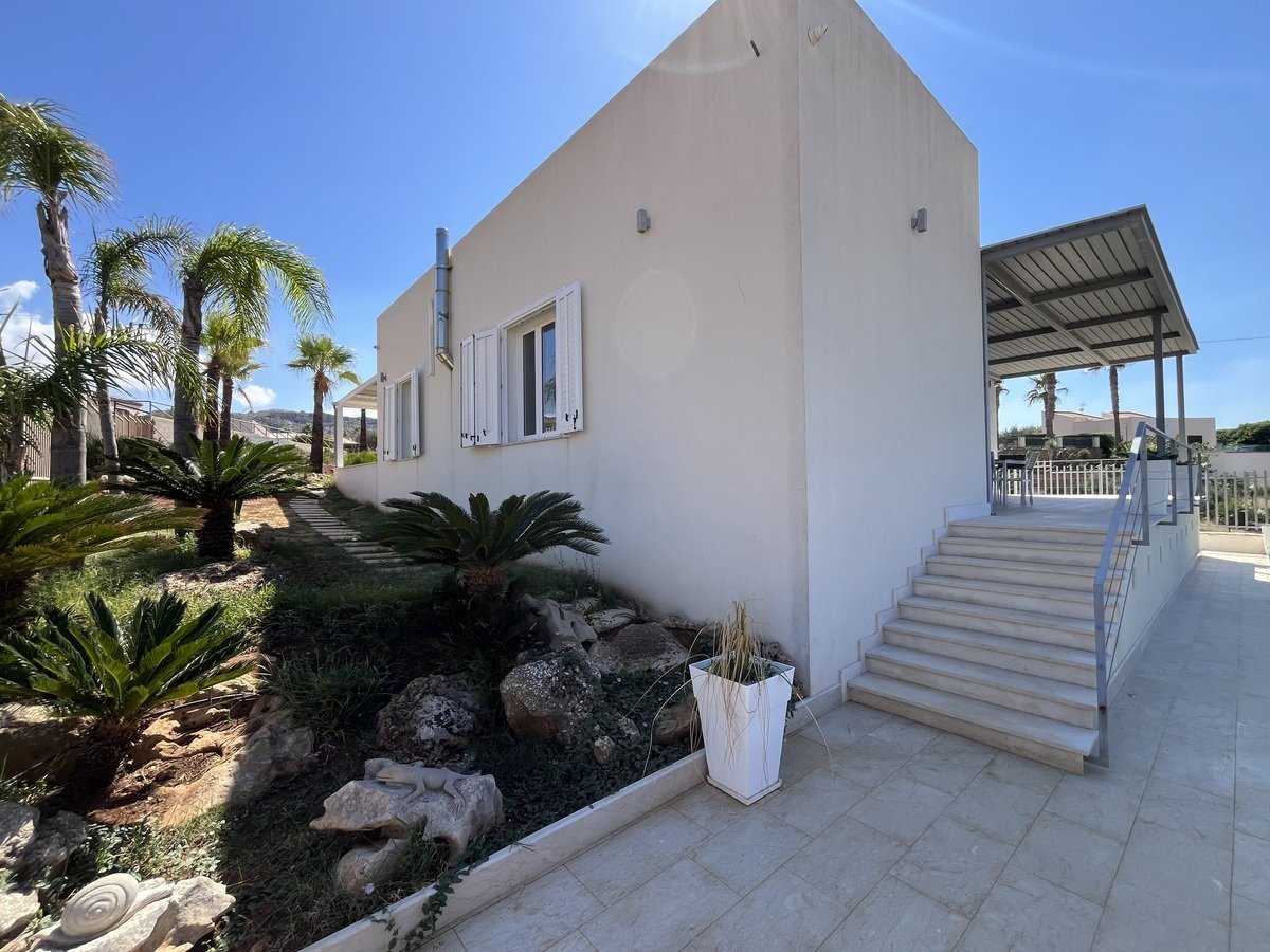 4-bedroom 2-bathroom villa 157m2 | Breathtaking sea and mountain views | Garden with a 50m2 terrace | €390,000 (AU$651,000)