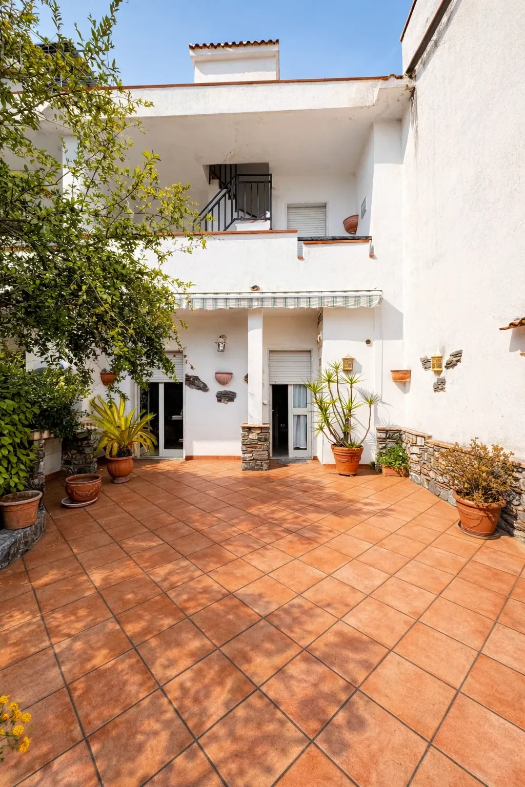4-bedroom 3-bathroom terraced house with sea and mountain views | 3 floors with roof terrace and balcony | €180,000 (AU$301,000)
