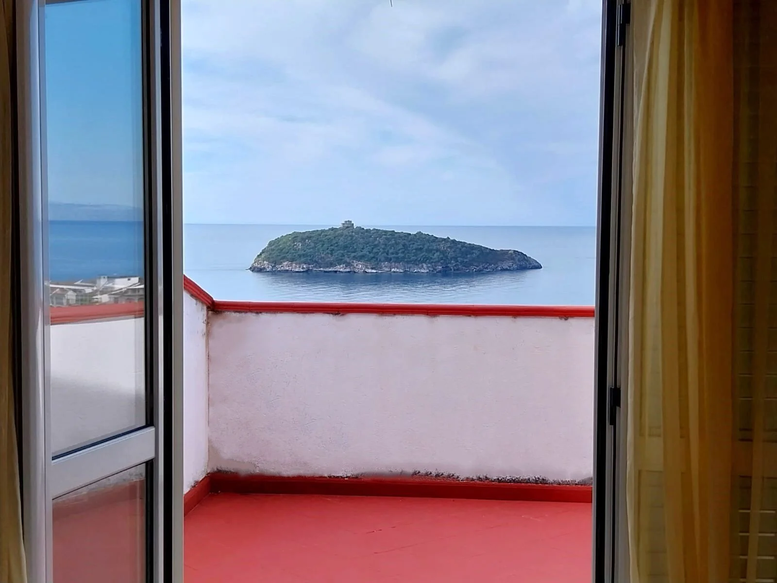 2-bedroom 1-bathroom sea view apartment | Completely renovated (flooring, cladding, plumbing and electrical systems, internal doors, double aluminium windows and adjustable shutters on the outside) | 350 metres from the sea with 93 square meter terra