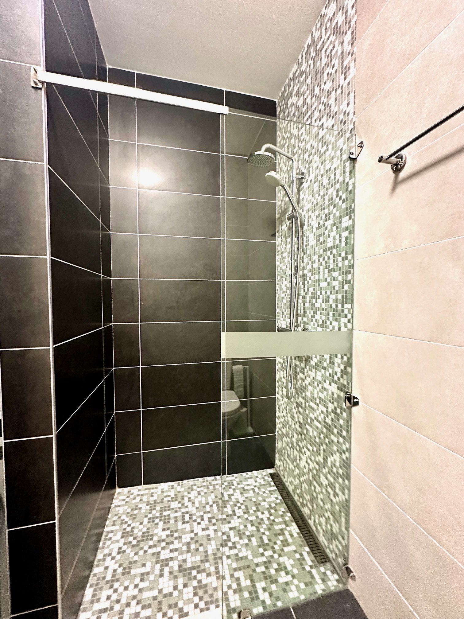 2-bedroom 2-bathroom penthouse in exclusive gated community | Generously sized terrace offering stunning panoramic views of sea and mountains | Fully furnished | Shared pool and on-site spa facilities | Kid’s playground |  €349,000 (AU$579,000)