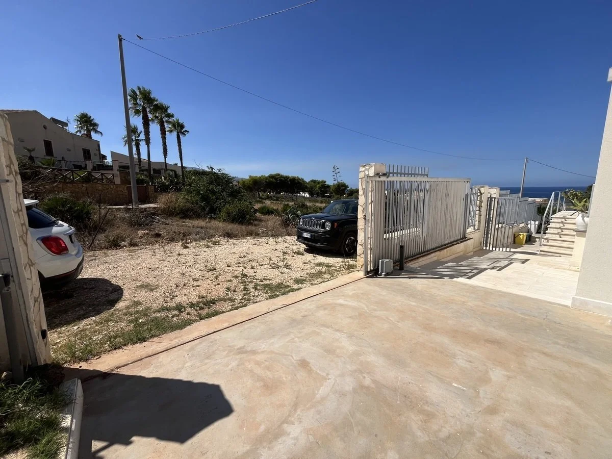 4-bedroom 2-bathroom villa 157m2 | Breathtaking sea and mountain views | Garden with a 50m2 terrace | €390,000 (AU$651,000)