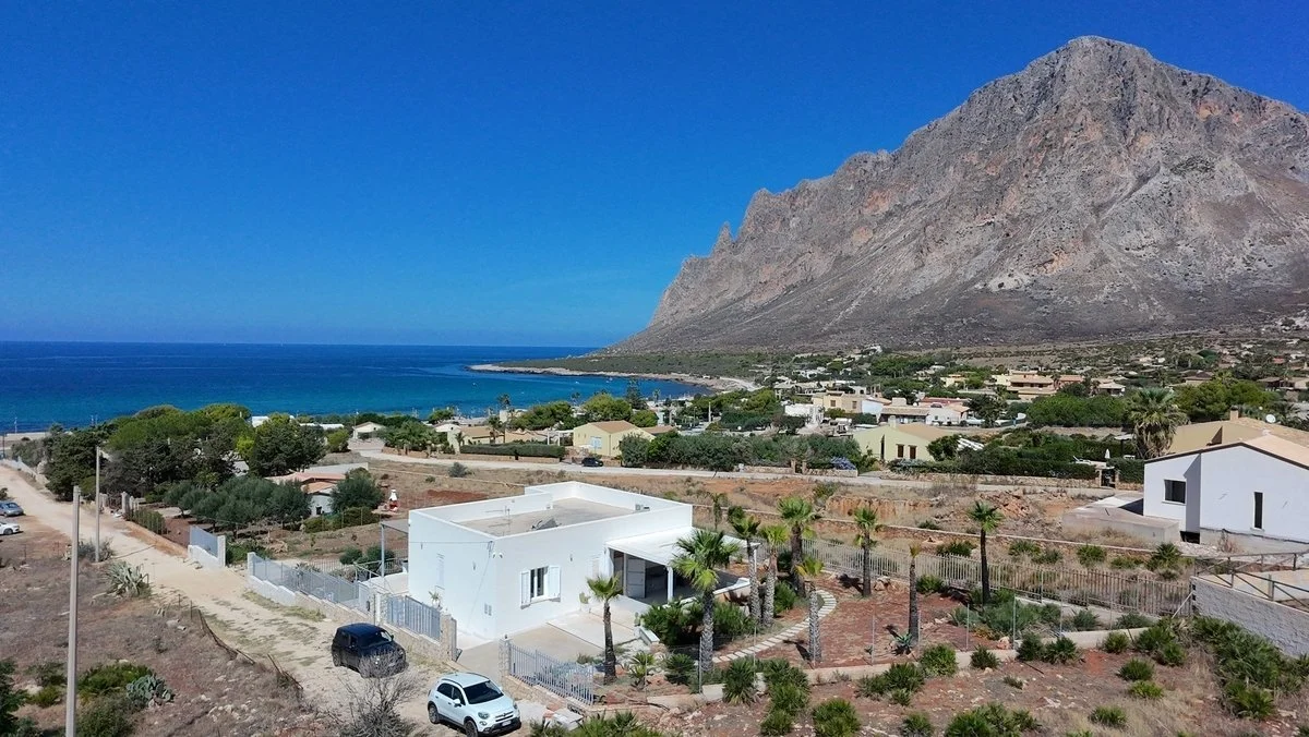4-bedroom 2-bathroom villa 157m2 | Breathtaking sea and mountain views | Garden with a 50m2 terrace | €390,000 (AU$651,000)