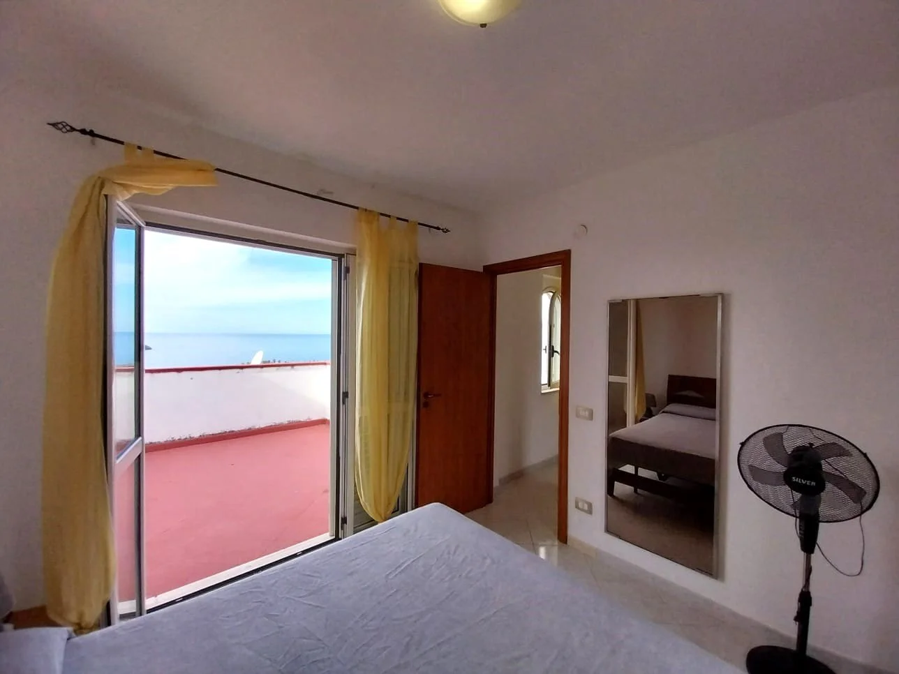 2-bedroom 1-bathroom sea view apartment | Completely renovated (flooring, cladding, plumbing and electrical systems, internal doors, double aluminium windows and adjustable shutters on the outside) | 350 metres from the sea with 93 square meter terra