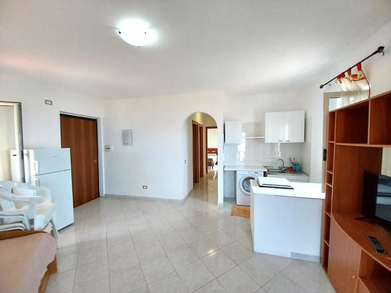 2-bedroom 1-bathroom sea view apartment | Completely renovated (flooring, cladding, plumbing and electrical systems, internal doors, double aluminium windows and adjustable shutters on the outside) | 350 metres from the sea with 93 square meter terra