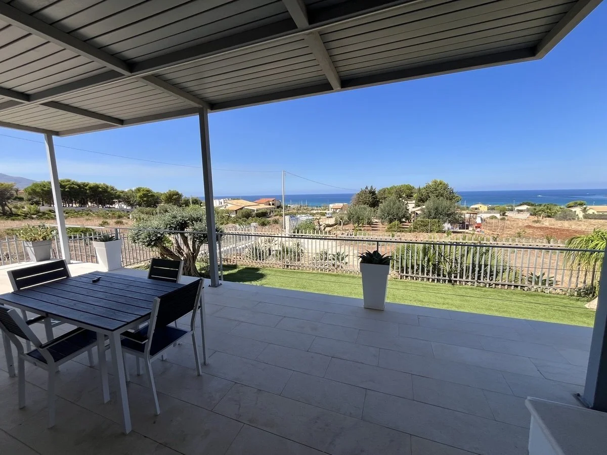 4-bedroom 2-bathroom villa 157m2 | Breathtaking sea and mountain views | Garden with a 50m2 terrace | €390,000 (AU$651,000)