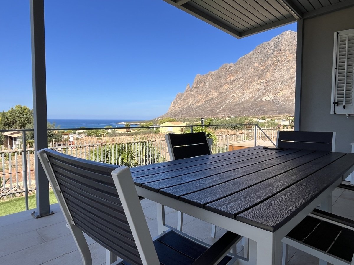 4-bedroom 2-bathroom villa 157m2 | Breathtaking sea and mountain views | Garden with a 50m2 terrace | €390,000 (AU$651,000)