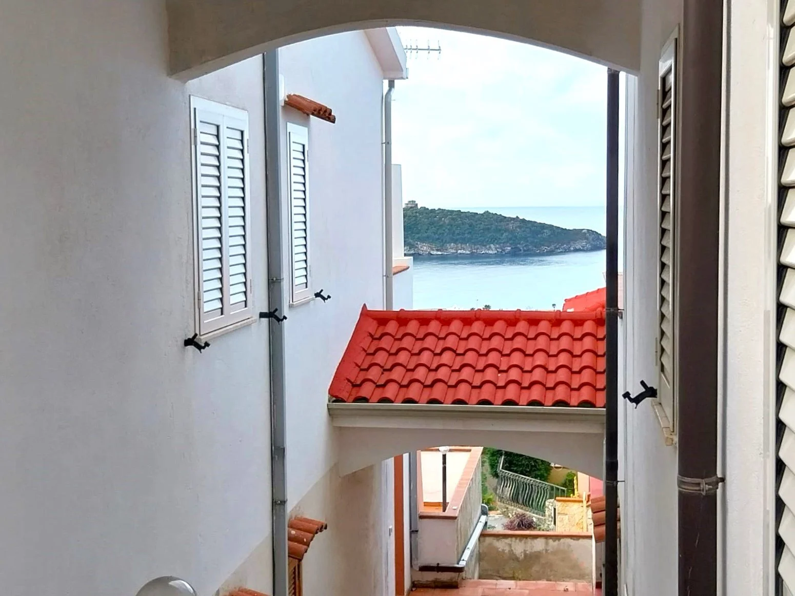 2-bedroom 1-bathroom sea view apartment | Completely renovated (flooring, cladding, plumbing and electrical systems, internal doors, double aluminium windows and adjustable shutters on the outside) | 350 metres from the sea with 93 square meter terra