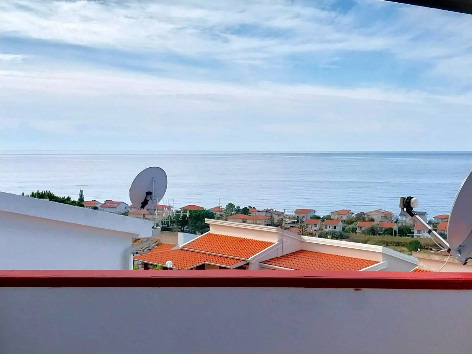 2-bedroom 1-bathroom sea view apartment | Completely renovated (flooring, cladding, plumbing and electrical systems, internal doors, double aluminium windows and adjustable shutters on the outside) | 350 metres from the sea with 93 square meter terra