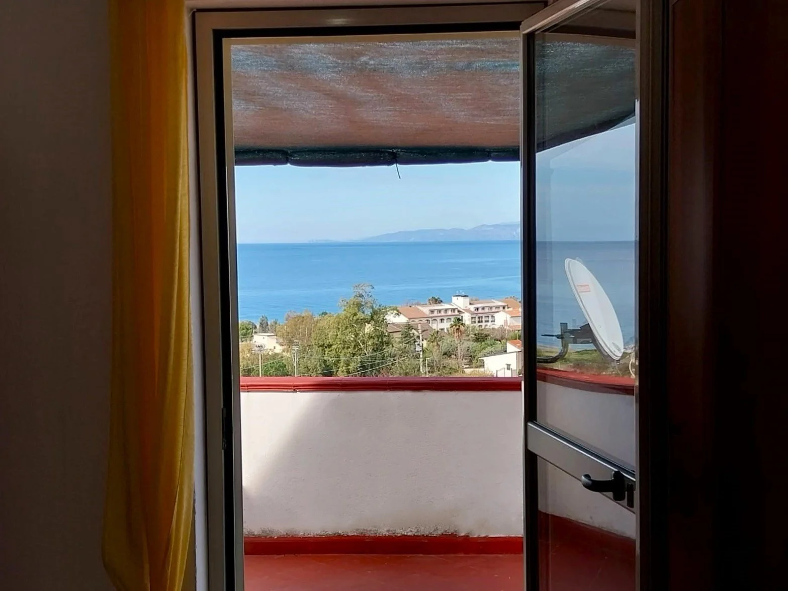 2-bedroom 1-bathroom sea view apartment | Completely renovated (flooring, cladding, plumbing and electrical systems, internal doors, double aluminium windows and adjustable shutters on the outside) | 350 metres from the sea with 93 square meter terra