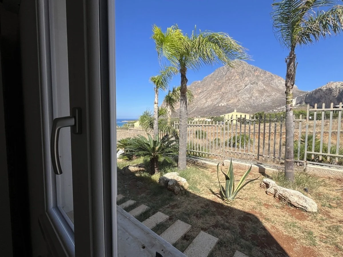 4-bedroom 2-bathroom villa 157m2 | Breathtaking sea and mountain views | Garden with a 50m2 terrace | €390,000 (AU$651,000)