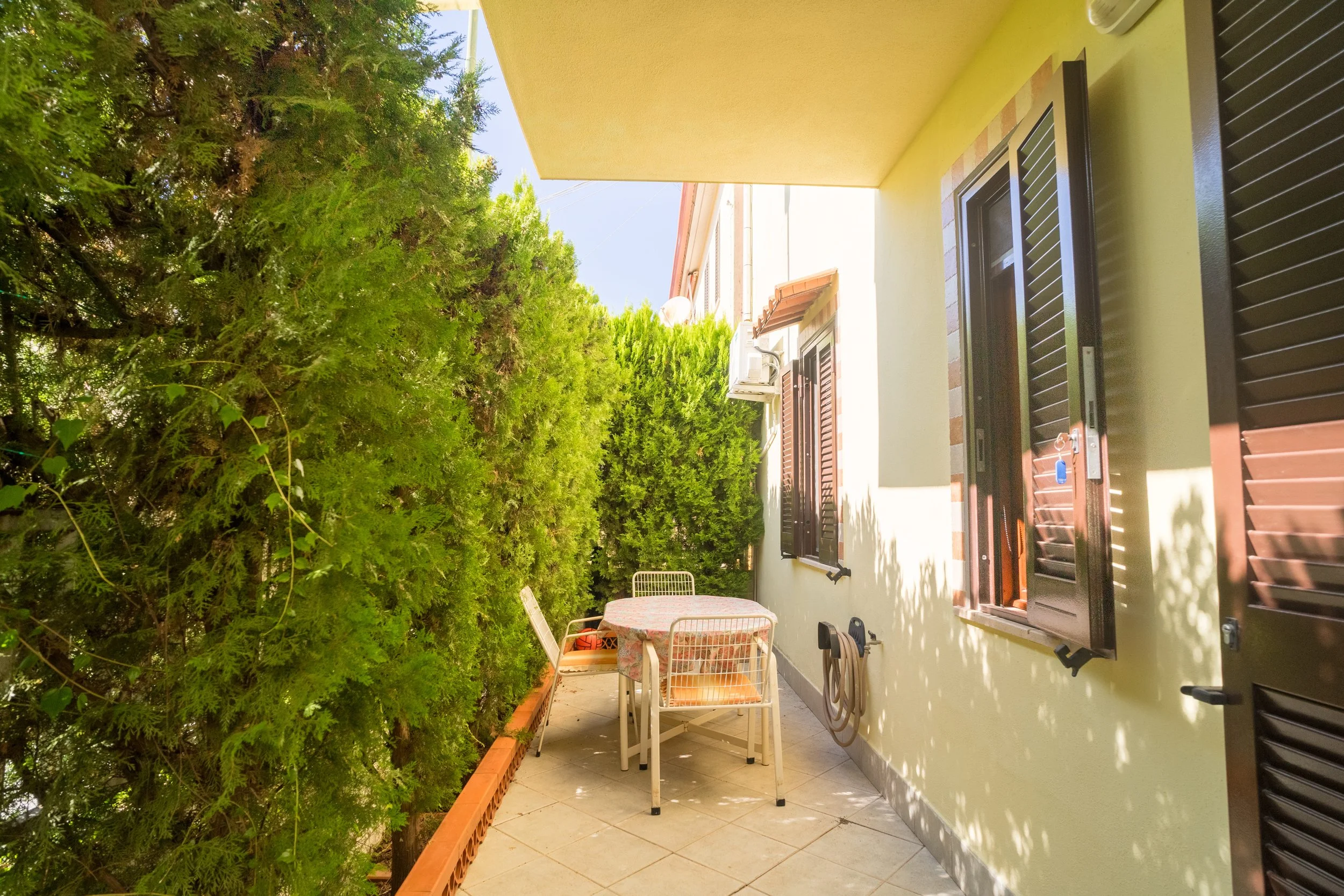 2-bedroom 1-bathroom ground floor apartment | Completely renovated in 2023 | Private garden | Share parking space | Fully furnished | Just minutes from the centre and sea | € 65,000 (AU$109,000)